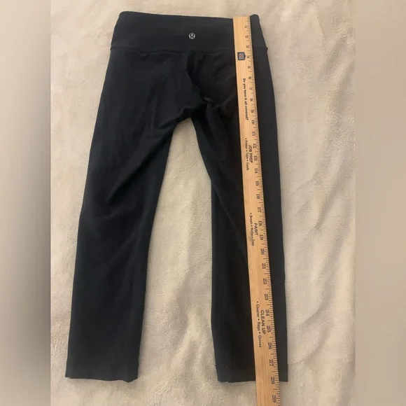 Lululemon Size 6 Capri Leggings Black Crop Blue Trim Size 4 - Picture 5 of 10